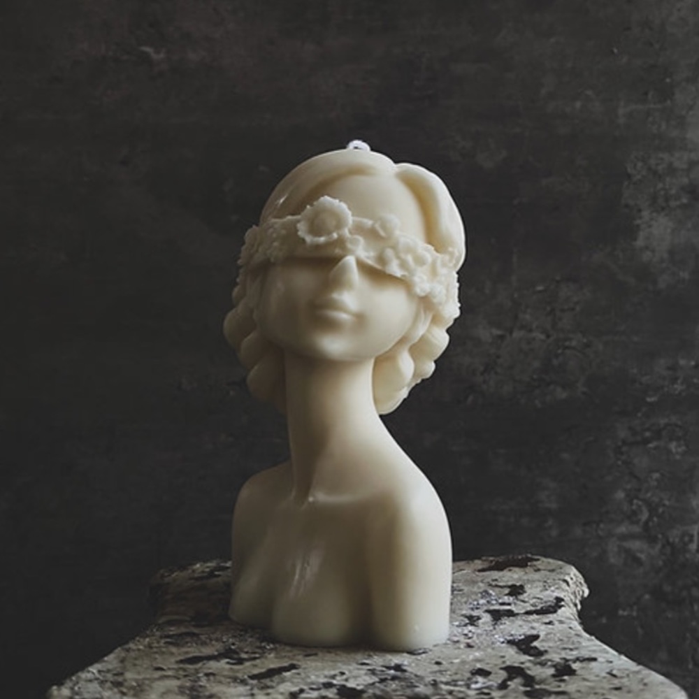 Blindfolded lady sculpture candle